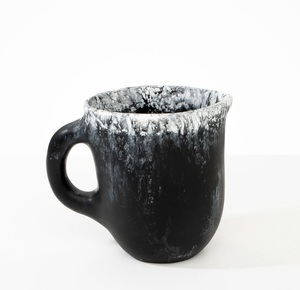 Carafe en résine artisanale contemporaine pour une mise en scène élégante et une décoration intérieure de luxe - Product Image 3