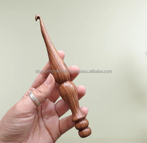 Aiguille à crocheter artisanale en bois naturel, alternative aux aiguilles à tricoter, finition lisse pour le travail du fil, outils de loisirs créatifs - Product Image 1
