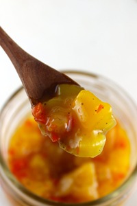 La chutney de mangue est un condiment savoureux à base de mangues mûres, mélangé avec du sucre, du vinaigre et des épices aromatiques comme le gingembre. - Product Image 5