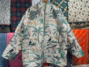 Manteau réversible en coton Kantha fait main, écologique et respirant, style kimono, veste matelassée patchwork pour femme - Product Image 2