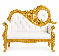 Chaise longue de mariage élégante en similicuir blanc asymétrique avec bordures en feuilles dorées, disponible à prix de gros.