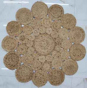 Alfombra Redonda Trenzada de Yute Hecha a Mano con Diseño Floral, Estilo Bohemio Rústico - Product Image 1