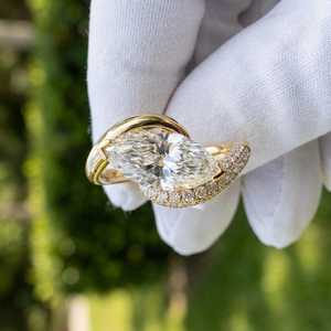 Bague de mariage personnalisable pour femme en or massif 18 carats, diamant de laboratoire 5,02 carats, taille marquise, certifié IGI, avec bande incurvée unique - Product Image 1