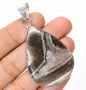 Pendentif en pierre précieuse naturelle fait main |   Pendentif en cristal d'agate |   Bijoux de guérison bohèmes en laiton plaqué argent certifiés IGI, vente en gros - Product Image 3
