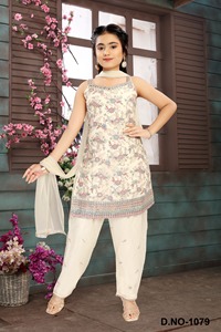 Ensemble Sharara en Georgette brodé ethnique pour filles Rani, couleur blanche |   Vêtements traditionnels indiens |   Tenue de fête festive pour mariage | - Product Image 2