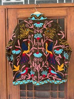 Veste courte artisanale en velours de coton brodée de motifs Suzani et d'oiseaux, style bohème floral, pour femme, artisanat intemporel personnalisé