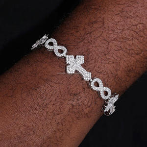 Bracelet en argent glacé avec maillons entrelacés et accent croix décoratif pour les acheteurs en gros de bijoux de mode mondiale - Product Image 1