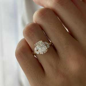 Bague de fiançailles en diamant de laboratoire allongé de 3 carats, inspirée de la nature, or jaune 14 carats, certifiée IGI - Product Image 5
