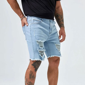 Shorts Bermuda en jean déchiré bleu clair pour homme, taille mi-haute, fermeture boutonnée, style décontracté avec ourlet effiloché et détails usés - Product Image 2
