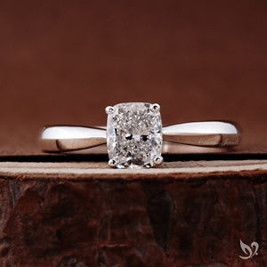 Anillo de compromiso elegante de oro blanco de 10 quilates con un diamante de laboratorio de 1 quilate de corte cojín alargado y tallo pellizcado. - Product Image 1