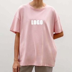 เสื้อยืดคอกลมโอเวอร์ไซส์สีชมพูสำหรับผู้หญิง แขนยาวปกติ สีพื้น ทรงหลวม ระบายอากาศได้ดี ผ้าฝ้ายเจอร์ซีย์ 100% พิมพ์ลายโลโก้ - Product Image 1