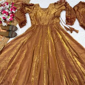 Salwar Kameez pakistanais de créateur en modal, à l'aspect élégant, avec broderie lourde dessinée à la main et motif traditionnel, et dupatta assortie. - Product Image 2