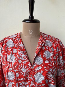 Vestido midi bohemio rojo con estampado floral a mano, cuello con lazo, mangas abullonadas y volantes, vestido casual de verano tejido para mujer. - Product Image 4