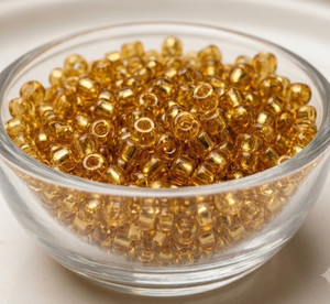 Paquete a granel de cuentas de semilla Preciosa redondas doradas de 2 mm (cristal y vidrio) de 8'0 para la fabricación de joyas, manualidades y bordados - Product Image 1
