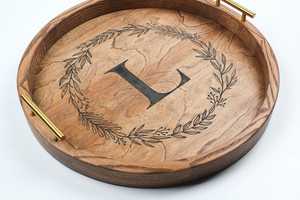 Nouveauté : Plateau rond en bois personnalisé fait main : Plateau de table basse ottoman gravé sur mesure - Product Image 2