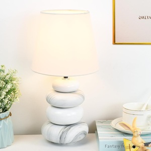 Lámpara de mesa de mármol de alta gama con forma de guijarros apilados y decoración contemporánea inspirada en diseñadores. - Product Image 3