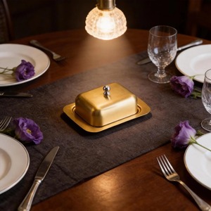 Élégante becasse à beurre dorée avec couvercle, pour cuisine et table à manger, support à beurre élégant et haut de gamme, adapté aux restaurants et cafés - Product Image 2