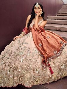 Lehenga Choli de Seda Cosmos para Mujer, con Lentejuelas y Bordado de Hilo, con Dupatta Color Cobre - Product Image 3