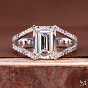 แหวนเพชรทรงเอเมอรัลด์ 3 กะรัต เพาะเลี้ยงในห้องปฏิบัติการ ตัวเรือนทองคำขาว 10K แบบเปิดวงแหวนฝังเพชรแบบปาเว่ ได้รับการรับรองจาก IGI สำหรับแหวนหมั้น - Product Image 1