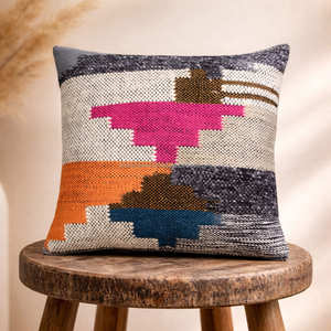 Funda de Almohada Decorativa Gris con Diseño de Triángulos para Sala de Estar Moderna y Nórdica - Product Image 3