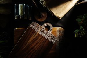 Planche à découper en bois d'acacia faite à la main avec poignée, bloc de service et de découpe naturel pour la cuisine - Product Image 3
