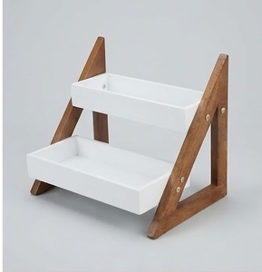 Étagère à épices de cuisine minimaliste triangulaire à double niveau en bois d'acacia durable, type sur pied, avec effet céramique blanc - Product Image 4