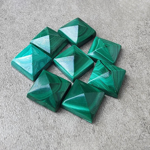 Cabujón de Malaquita Natural en Forma de Pirámide Cuadrada, Piedra Preciosa Calibrada con Reverso Plano, para Joyería - Product Image 4