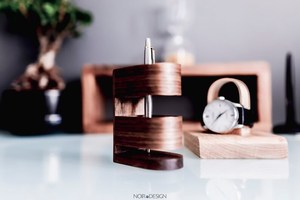 Support de montre en bois au design irrégulier personnalisé, support de table moderne, bois poli fait main, décoration d'intérieur par UO India - Product Image 2