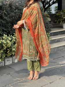 Conjunto de Salwar Kameez de Lujo en Georgette para Vino, con Bordado Pesado de Imitación de Espejo, Kurta Recta y Pantalón, para Fiestas Indias y Pakistaníes - Product Image 3