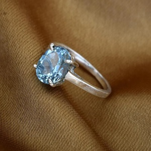 Bague empilable en argent sterling 925 avec topaze bleue, faite à la main, bijoux chrétiens bohèmes en pierres précieuses - Product Image 5