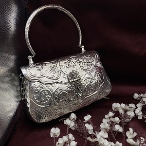 Pochette de luxe artisanale gravée en laiton, style médaille classique, avec impression personnalisée rectangulaire florale en argent allemand antique - Product Image 1