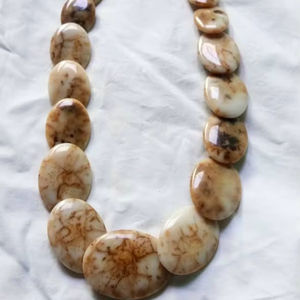 Collar de cuentas ovaladas de resina beige, cuentas planas marmoleadas, joyería de moda para mujer, accesorio de disfraz, ropa de verano, collar hecho a mano - Product Image 1