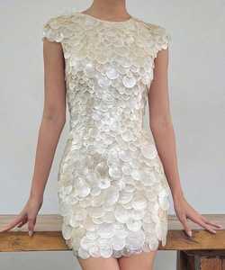 Robe mini moulante blanche pour femme, sans manches, col carré, taille naturelle, ornée de perles, faite main, pour cocktail, soirée et fête, avec fente - Product Image 1