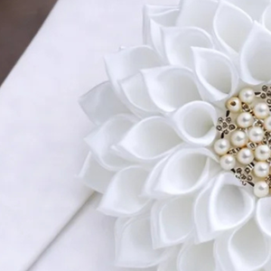 Broche de Flor Blanca Elegante, Pin Floral para Solapa, Accesorio de Lujo para Mujer, Decoración de Moda con Diseño de Pétalos y Centro de Perla - Product Image 4