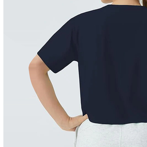 T-shirt court pour femme, style décontracté, tissu en coton doux, respirant, manches courtes, coupe ajustée, confortable pour un usage quotidien en été. - Product Image 3