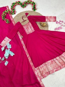 Robe Anarkali traditionnelle rose avec dupatta, coupe ample, longueur ras du sol, tenue pour femme, robe de mariage pakistanaise, en polyester - Product Image 3