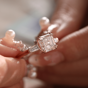 Bague de fiançailles de luxe en or avec diamant de laboratoire de 3,5 carats, taille Asscher Art Déco, trois pierres, avec centre en baguette conique taille Asscher - Product Image 1