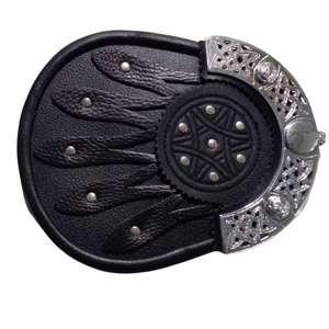 Esto es un sporran semivestimentario de cuero negro con un cantle con diseño de nudo celta y una bolsa para sporran. - Product Image 2