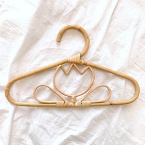 Perchas naturales más vendidas percha de ropa de ratán para ropa de niños con caja de embalaje personalizada - Product Image 2