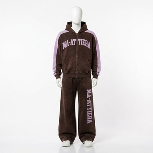 Ensemble survêtement streetwear pour homme, marron foncé et lavande, avec sweat à capuche zippé et pantalon large, détails de clous contrastants sur les manches, personnalisable OEM ODM - Product Image 1