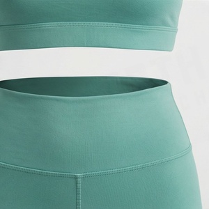 Conjunto Deportivo de 2 Piezas para Mujer, Verde Sólido, Bra Deportivo Tejido y Pantalones Cortos por Encima de la Rodilla, Transpirable, Spandex, Nailon, Ropa Deportiva - Product Image 5