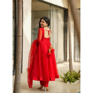 ชุดเดรส Anarkali สีแดงสวยงามจาก Valam Fashion พร้อมผ้าคลุมไหล่ ไซส์ M สำหรับงานปาร์ตี้และใส่ไปเที่ยวคลับ - Product Image 5