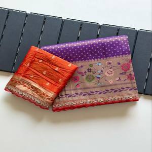 Sari de Seda Paithani VASTRA COTTAGE con Jacquard Zari, Borde Meenakari, Pallu Rico y Blusa Bordada, Teñido a Mano, Diseño Exclusivo - Product Image 1