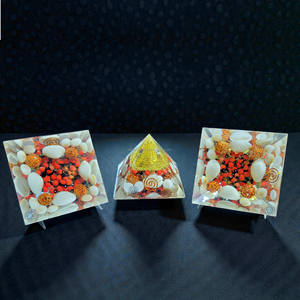 พีระมิดออร์กอนคุณภาพดี ขนาด 70-75 มม. แกะสลักจากอัญมณีอาเกตควอตซ์คริสตัล เครื่องสร้างความมั่งคั่ง ลายศรียันทรา กุมารี จักระโกมาติ พร้อมหินโข่วรี จำนวนมาก - Product Image 2