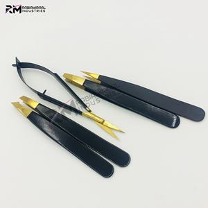 Ensemble de pinces à sourcils et ciseaux à ressort RMI Super Ranking Product avec pointe en plasma dorée et revêtement en poudre noire - Product Image 5