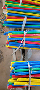 Escoba con mango de madera duradero y colorido, 25-34 pulgadas, ligera, para limpieza del hogar, cerdas de fibra de maíz sin desprendimiento, estilo básico - Product Image 4