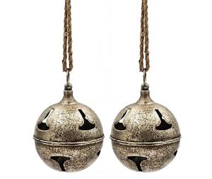 Campana de metal con acabado dorado rústico antiguo, con lazo de metal corrugado y cuerda de yute para colgar como adorno navideño en el árbol. - Product Image 4