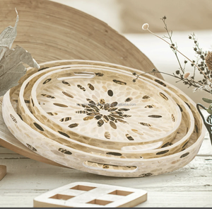Plateau de service artisanal en bois naturel avec incrustation florale en nacre pour la maison, les restaurants et les hôtels - Product Image 3