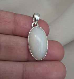 Colgante de Ópalo Blanco Natural en Cabujón, Plata de Ley 925, Joyería Artesanal con Gema Ovalada, Regalos - Product Image 3