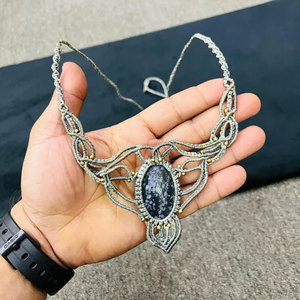 สร้อยคอทำมือแบบมาคราเม่ จี้หินสีน้ำเงินลายจุด เชือกสีเทาปรับได้ เครื่องประดับเพื่อสุขภาพ - Product Image 1